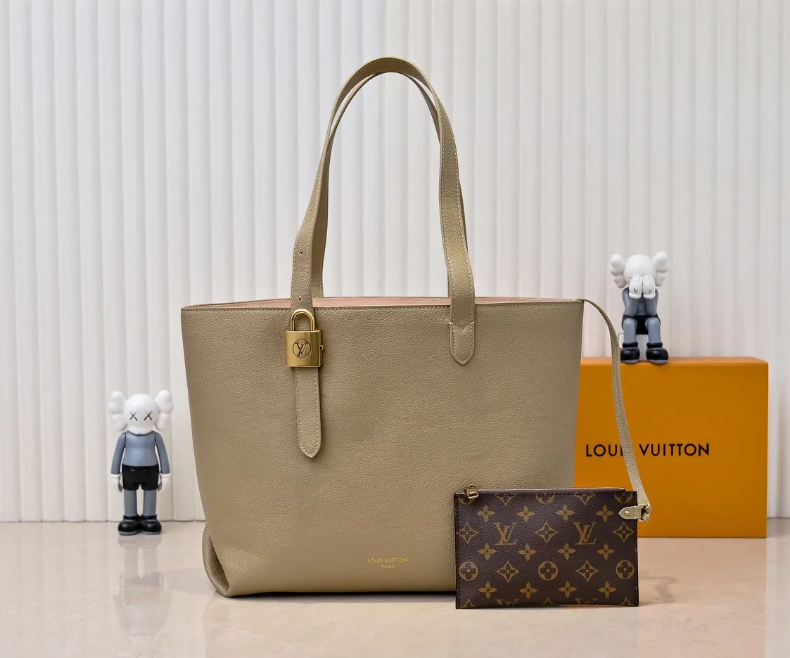 Batch 💰320 upgraded original M25341 M25342 M25343 This medium-sized Low Key Cabas handbag is wrapped in soft grained cow leather and lined with suede leather, creating a luxurious style with ingenuity. The brand's iconic padlock demonstrates an eclectic mix of elegant aesthetics and security features. The adjustable handle enables you to switch between hand-held and long- or short-shoulder carry. Dimensions: 47.0 x 30.0 x 14.0 cm