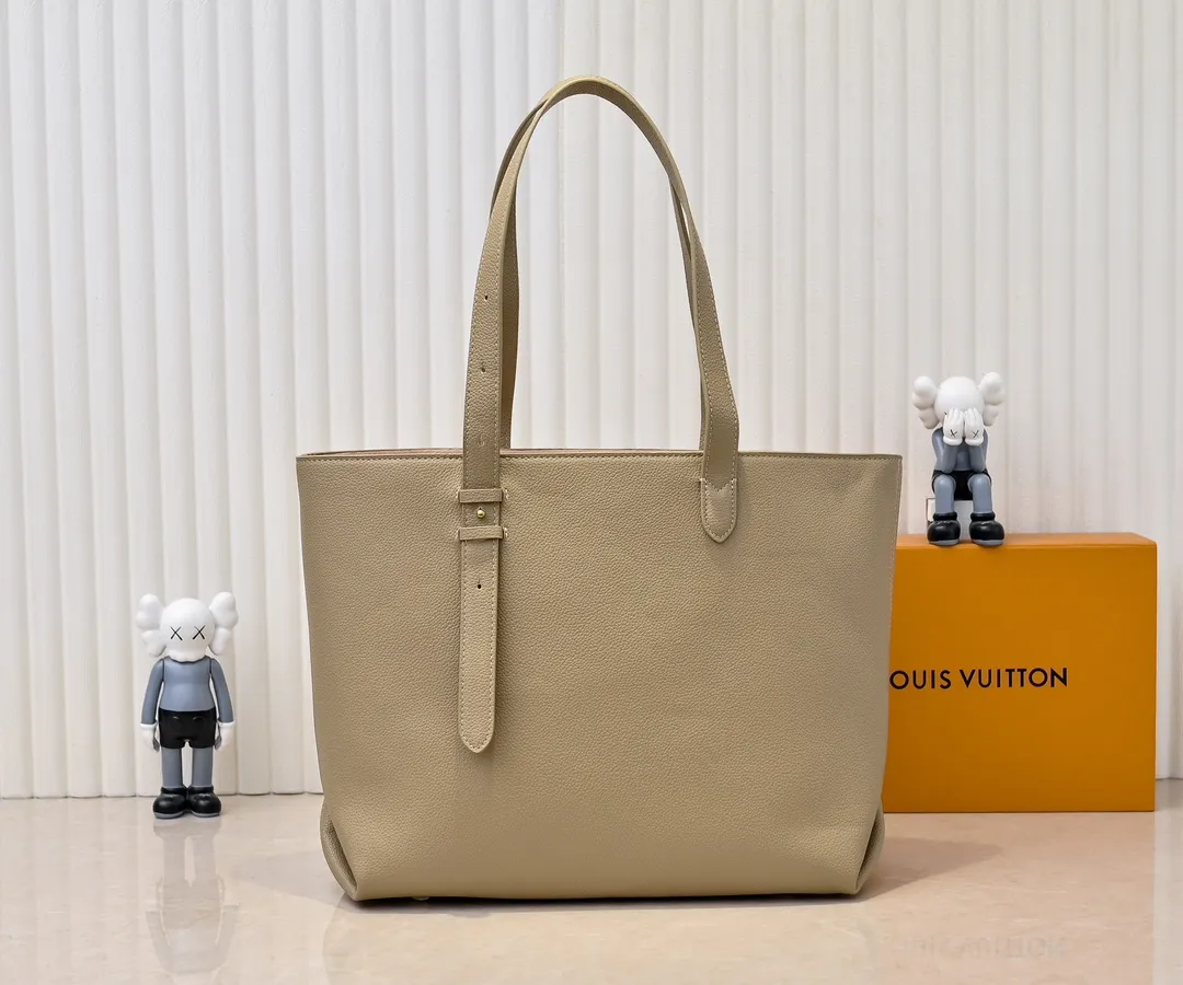 Batch 💰320 upgraded original M25341 M25342 M25343 This medium-sized Low Key Cabas handbag is wrapped in soft grained cow leather and lined with suede leather, creating a luxurious style with ingenuity. The brand's iconic padlock demonstrates an eclectic mix of elegant aesthetics and security features. The adjustable handle enables you to switch between hand-held and long- or short-shoulder carry. Dimensions: 47.0 x 30.0 x 14.0 cm
