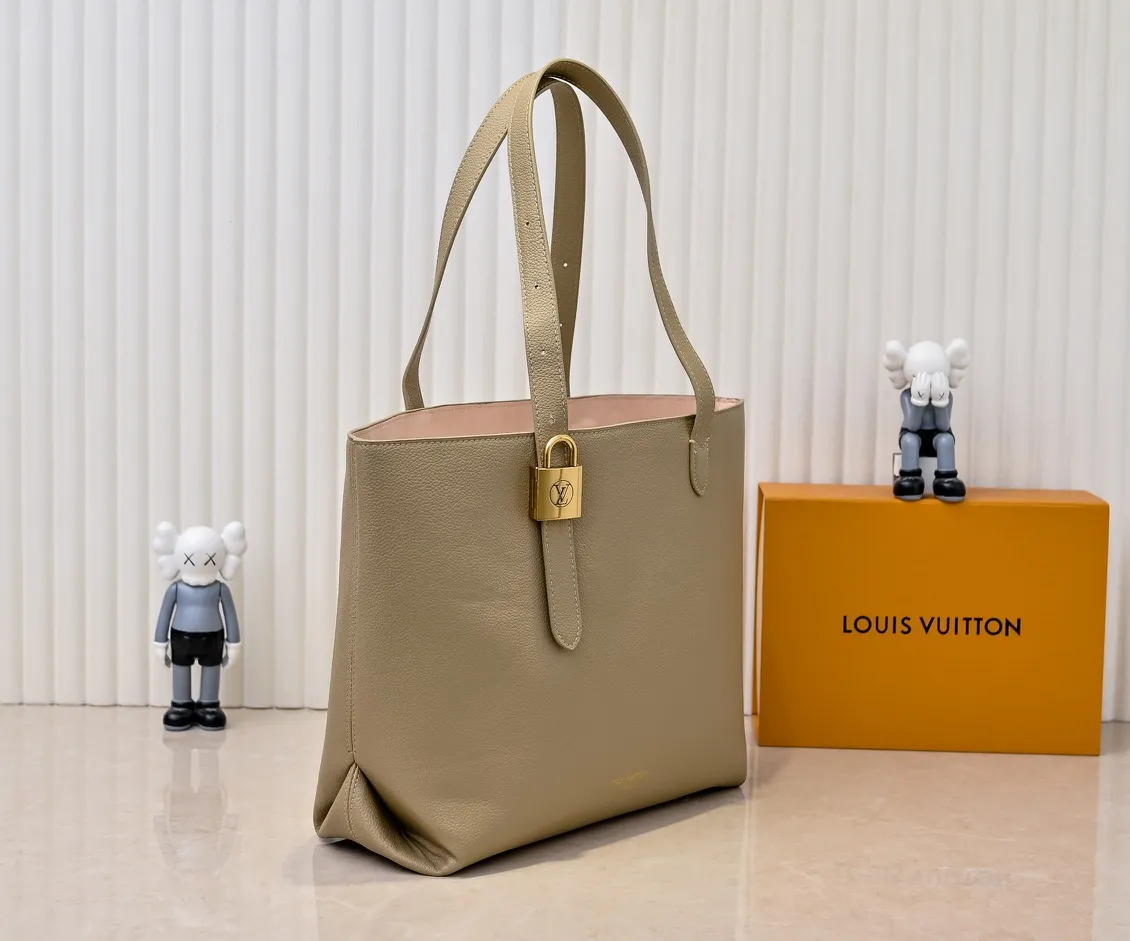 Batch 💰320 upgraded original M25341 M25342 M25343 This medium-sized Low Key Cabas handbag is wrapped in soft grained cow leather and lined with suede leather, creating a luxurious style with ingenuity. The brand's iconic padlock demonstrates an eclectic mix of elegant aesthetics and security features. The adjustable handle enables you to switch between hand-held and long- or short-shoulder carry. Dimensions: 47.0 x 30.0 x 14.0 cm