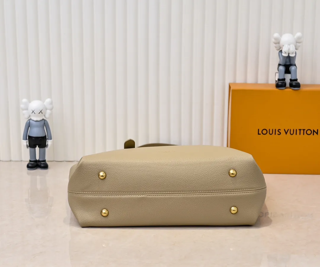 Batch 💰320 upgraded original M25341 M25342 M25343 This medium-sized Low Key Cabas handbag is wrapped in soft grained cow leather and lined with suede leather, creating a luxurious style with ingenuity. The brand's iconic padlock demonstrates an eclectic mix of elegant aesthetics and security features. The adjustable handle enables you to switch between hand-held and long- or short-shoulder carry. Dimensions: 47.0 x 30.0 x 14.0 cm