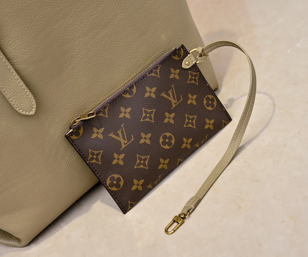 Batch 💰320 upgraded original M25341 M25342 M25343 This medium-sized Low Key Cabas handbag is wrapped in soft grained cow leather and lined with suede leather, creating a luxurious style with ingenuity. The brand's iconic padlock demonstrates an eclectic mix of elegant aesthetics and security features. The adjustable handle enables you to switch between hand-held and long- or short-shoulder carry. Dimensions: 47.0 x 30.0 x 14.0 cm