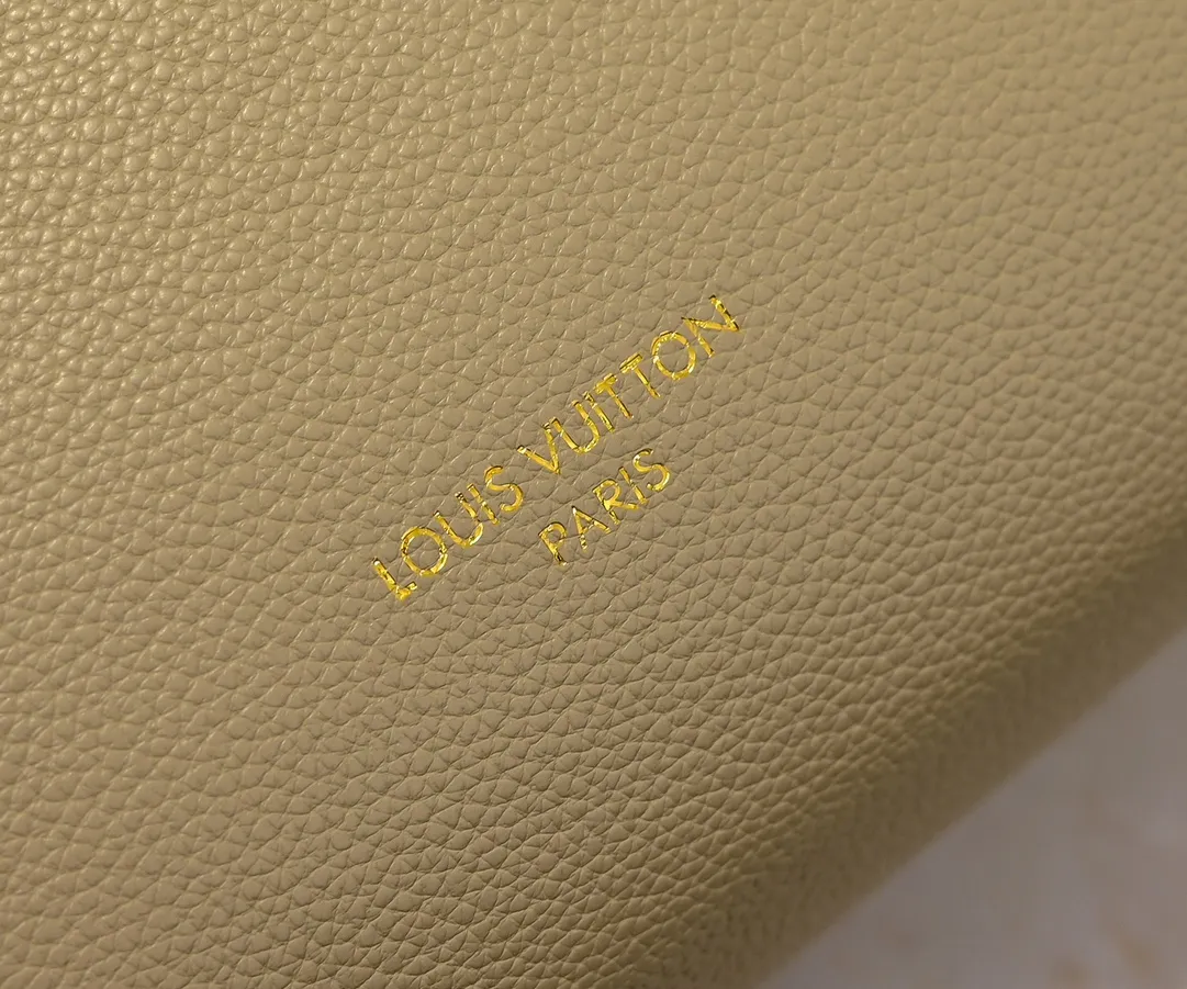 Batch 💰320 upgraded original M25341 M25342 M25343 This medium-sized Low Key Cabas handbag is wrapped in soft grained cow leather and lined with suede leather, creating a luxurious style with ingenuity. The brand's iconic padlock demonstrates an eclectic mix of elegant aesthetics and security features. The adjustable handle enables you to switch between hand-held and long- or short-shoulder carry. Dimensions: 47.0 x 30.0 x 14.0 cm