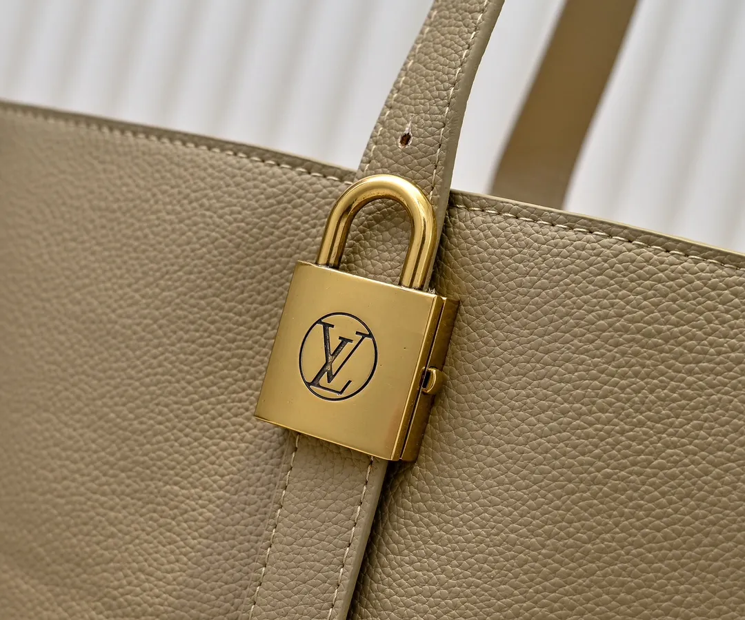 Batch 💰320 upgraded original M25341 M25342 M25343 This medium-sized Low Key Cabas handbag is wrapped in soft grained cow leather and lined with suede leather, creating a luxurious style with ingenuity. The brand's iconic padlock demonstrates an eclectic mix of elegant aesthetics and security features. The adjustable handle enables you to switch between hand-held and long- or short-shoulder carry. Dimensions: 47.0 x 30.0 x 14.0 cm