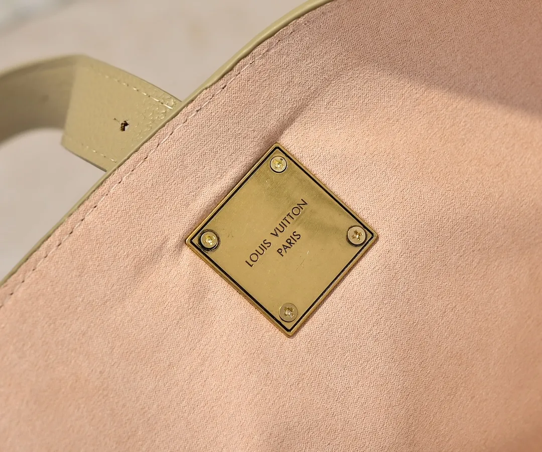 Batch 💰320 upgraded original M25341 M25342 M25343 This medium-sized Low Key Cabas handbag is wrapped in soft grained cow leather and lined with suede leather, creating a luxurious style with ingenuity. The brand's iconic padlock demonstrates an eclectic mix of elegant aesthetics and security features. The adjustable handle enables you to switch between hand-held and long- or short-shoulder carry. Dimensions: 47.0 x 30.0 x 14.0 cm