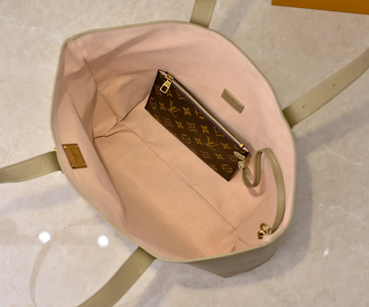 Batch 💰320 upgraded original M25341 M25342 M25343 This medium-sized Low Key Cabas handbag is wrapped in soft grained cow leather and lined with suede leather, creating a luxurious style with ingenuity. The brand's iconic padlock demonstrates an eclectic mix of elegant aesthetics and security features. The adjustable handle enables you to switch between hand-held and long- or short-shoulder carry. Dimensions: 47.0 x 30.0 x 14.0 cm