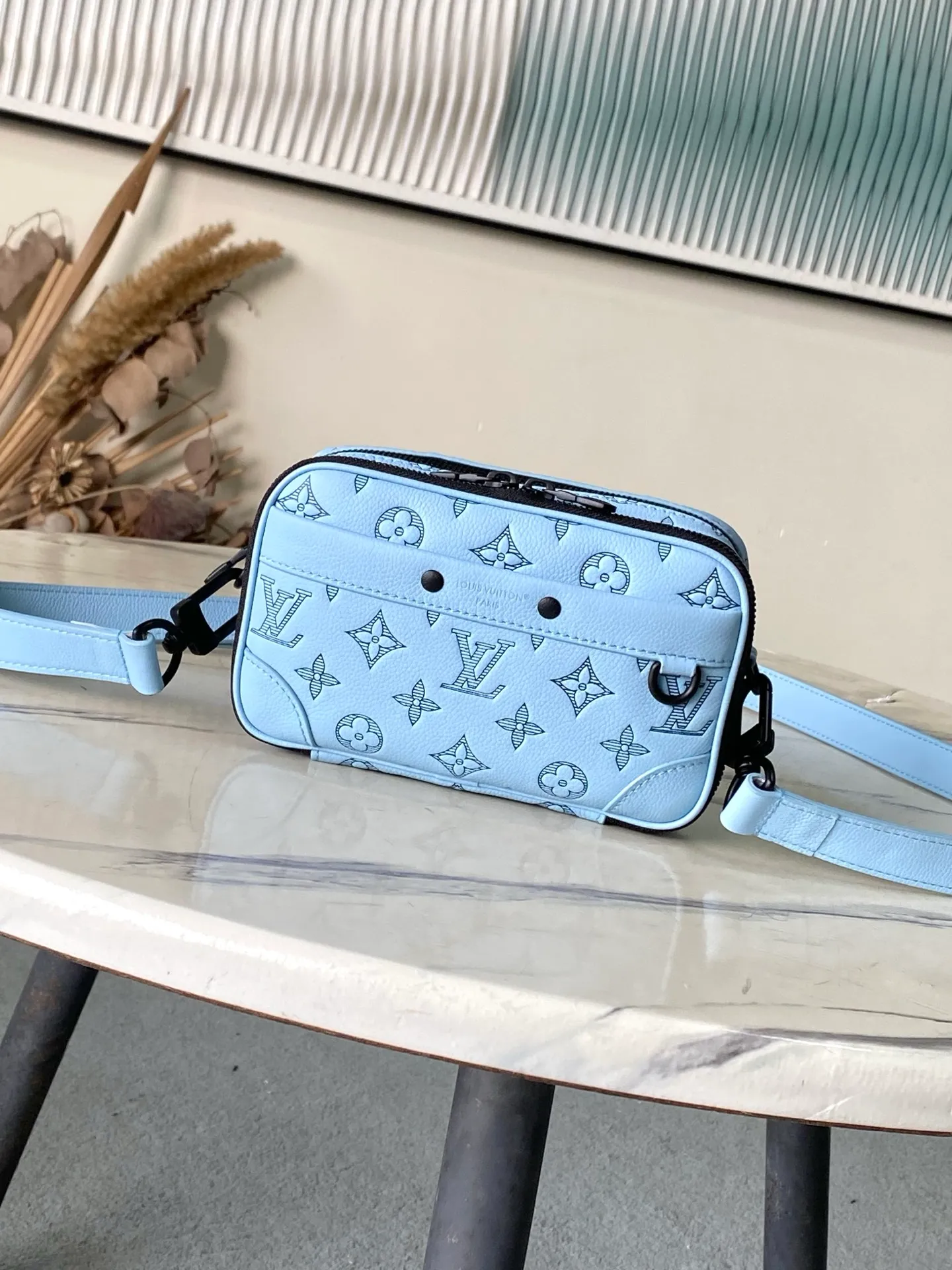 💰1000 (top-grain leather) top-grade original M14790 Nano Alpha handbag is made of Monogram Shadow leather with subtle embossing of Monogram pattern, which makes the compact structure show elegant style. Rivet elements mark the brand's mark, zipper compartments and external patch pockets are convenient for storing daily needs, and the detachable and adjustable leather shoulder strap allows for comfortable carrying. 11 x 18.5 x 6.5 cm (length x height x width)