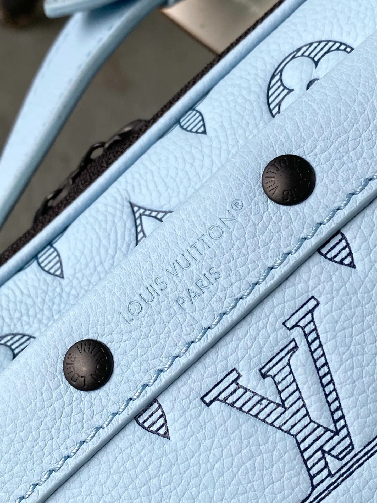 💰1000 (top-grain leather) top-grade original M14790 Nano Alpha handbag is made of Monogram Shadow leather with subtle embossing of Monogram pattern, which makes the compact structure show elegant style. Rivet elements mark the brand's mark, zipper compartments and external patch pockets are convenient for storing daily needs, and the detachable and adjustable leather shoulder strap allows for comfortable carrying. 11 x 18.5 x 6.5 cm (length x height x width)