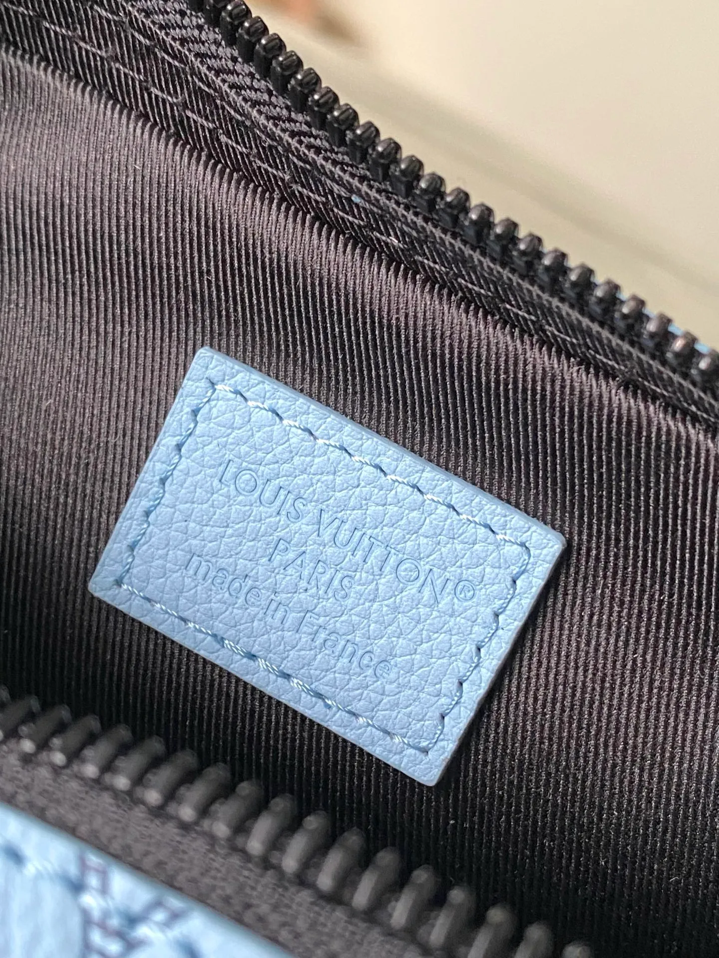 💰1000 (top-grain leather) top-grade original M14790 Nano Alpha handbag is made of Monogram Shadow leather with subtle embossing of Monogram pattern, which makes the compact structure show elegant style. Rivet elements mark the brand's mark, zipper compartments and external patch pockets are convenient for storing daily needs, and the detachable and adjustable leather shoulder strap allows for comfortable carrying. 11 x 18.5 x 6.5 cm (length x height x width)
