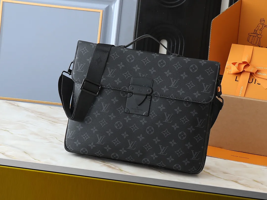 💰260💰Upgraded original [M20835 embossed. Black flower. Presbyopia] S-Lock briefcase is made of Taurillon Monogram cow leather with a restrained configuration, providing a safe choice for contemporary business people based on traditional design. The magnetic clasp is derived from Louis Vuitton's classic trunk lock and comes with an adjustable shoulder strap. Dimensions: 39 x 30 x 8cm