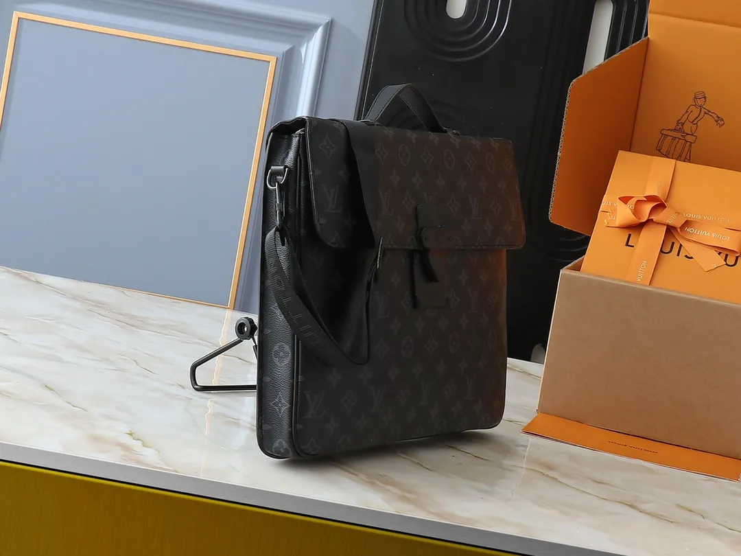 💰260💰Upgraded original [M20835 embossed. Black flower. Presbyopia] S-Lock briefcase is made of Taurillon Monogram cow leather with a restrained configuration, providing a safe choice for contemporary business people based on traditional design. The magnetic clasp is derived from Louis Vuitton's classic trunk lock and comes with an adjustable shoulder strap. Dimensions: 39 x 30 x 8cm