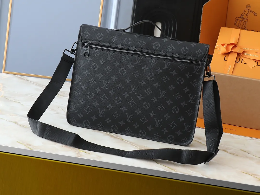 💰260💰Upgraded original [M20835 embossed. Black flower. Presbyopia] S-Lock briefcase is made of Taurillon Monogram cow leather with a restrained configuration, providing a safe choice for contemporary business people based on traditional design. The magnetic clasp is derived from Louis Vuitton's classic trunk lock and comes with an adjustable shoulder strap. Dimensions: 39 x 30 x 8cm