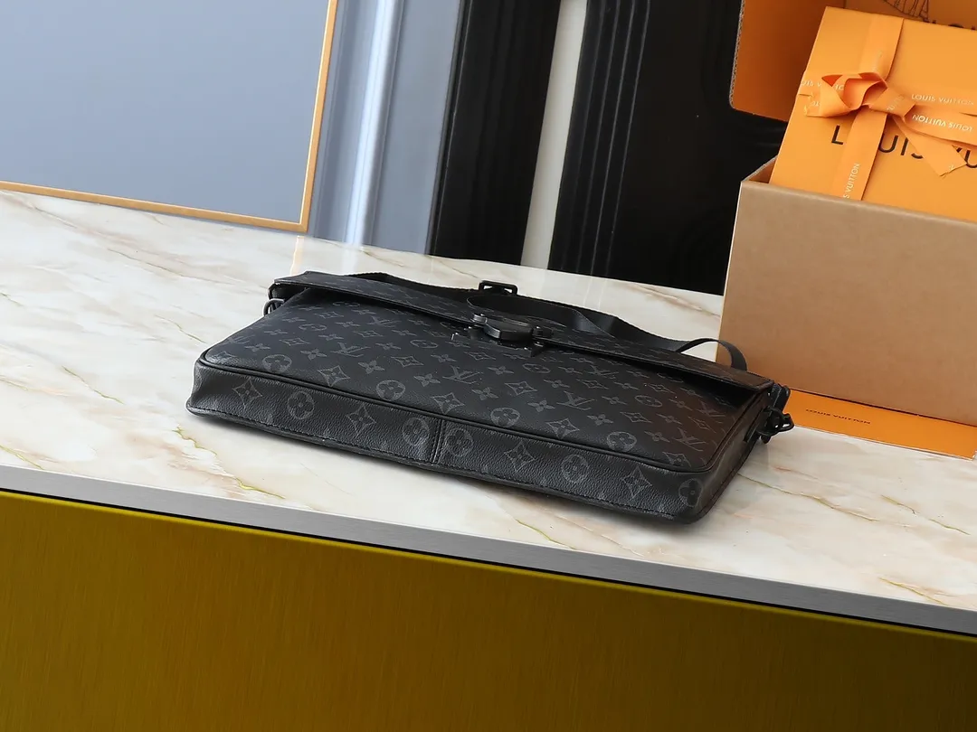 💰260💰Upgraded original [M20835 embossed. Black flower. Presbyopia] S-Lock briefcase is made of Taurillon Monogram cow leather with a restrained configuration, providing a safe choice for contemporary business people based on traditional design. The magnetic clasp is derived from Louis Vuitton's classic trunk lock and comes with an adjustable shoulder strap. Dimensions: 39 x 30 x 8cm