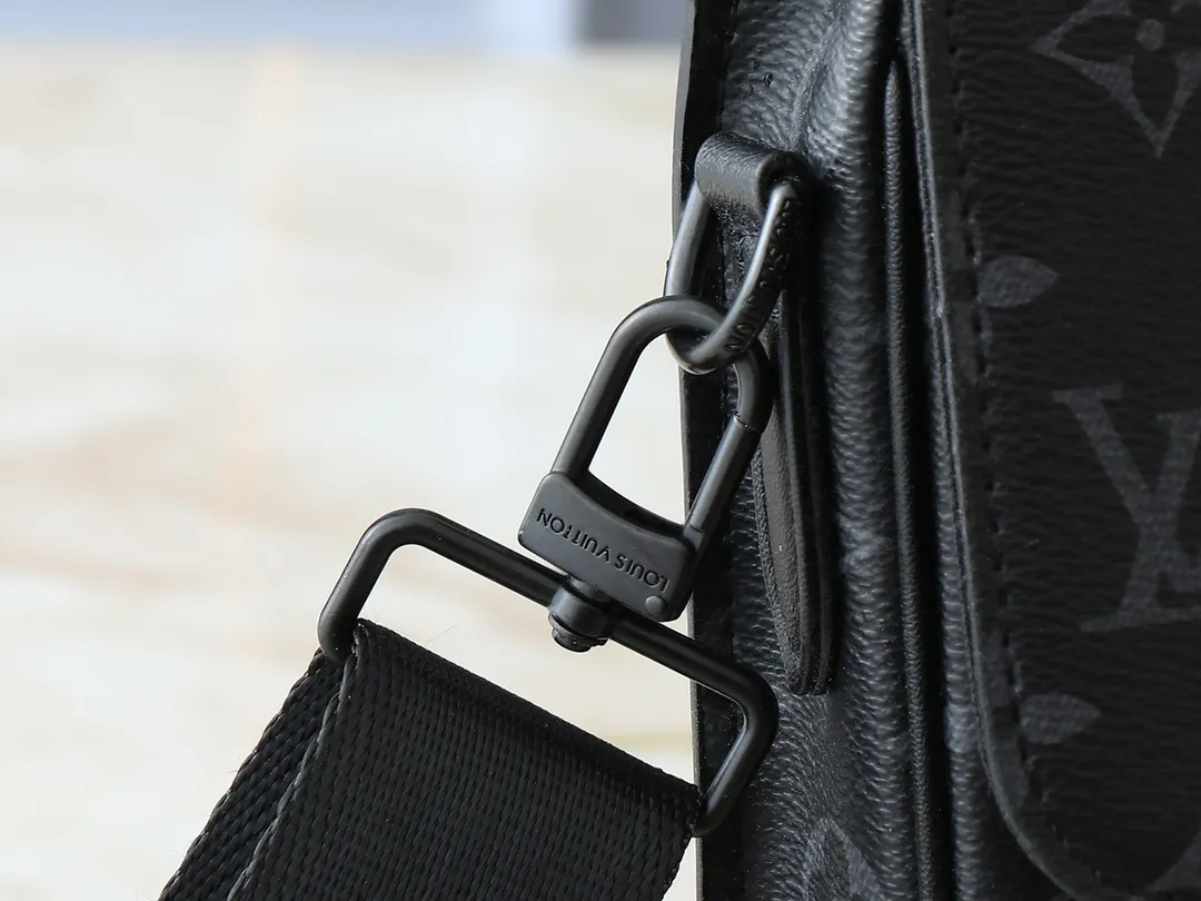 💰260💰Upgraded original [M20835 embossed. Black flower. Presbyopia] S-Lock briefcase is made of Taurillon Monogram cow leather with a restrained configuration, providing a safe choice for contemporary business people based on traditional design. The magnetic clasp is derived from Louis Vuitton's classic trunk lock and comes with an adjustable shoulder strap. Dimensions: 39 x 30 x 8cm