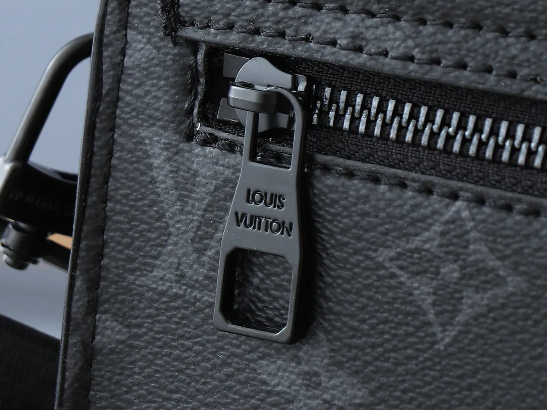 💰260💰Upgraded original [M20835 embossed. Black flower. Presbyopia] S-Lock briefcase is made of Taurillon Monogram cow leather with a restrained configuration, providing a safe choice for contemporary business people based on traditional design. The magnetic clasp is derived from Louis Vuitton's classic trunk lock and comes with an adjustable shoulder strap. Dimensions: 39 x 30 x 8cm
