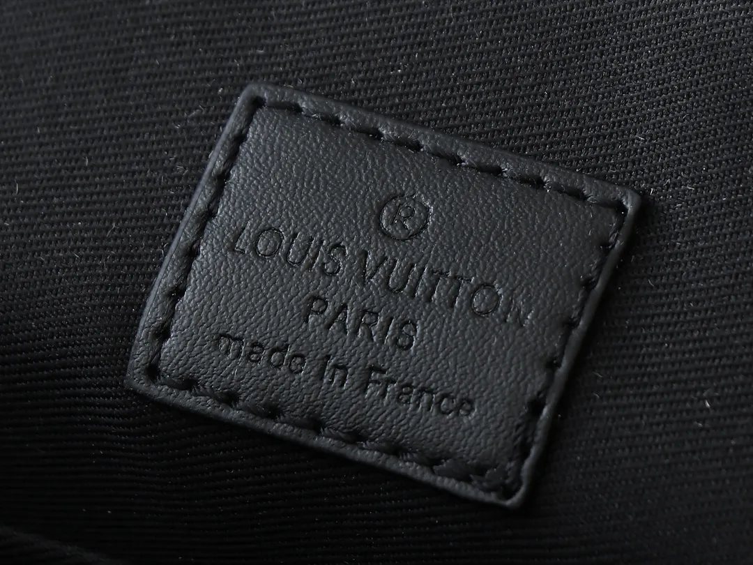 💰260💰Upgraded original [M20835 embossed. Black flower. Presbyopia] S-Lock briefcase is made of Taurillon Monogram cow leather with a restrained configuration, providing a safe choice for contemporary business people based on traditional design. The magnetic clasp is derived from Louis Vuitton's classic trunk lock and comes with an adjustable shoulder strap. Dimensions: 39 x 30 x 8cm