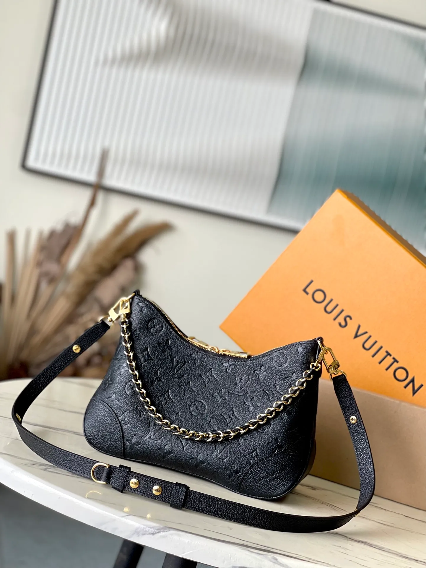 💰940 (top-grain leather) Top-quality original M12930 This Boulogne handbag is made of Monogram Empreinte leather and has a classic design. It can be carried in a variety of ways to show your personality. The inner patch pocket can easily store a smartphone, and the braided chain is integrated with dazzling metal parts. Dimensions: 29 × 16 × 9.5 cm