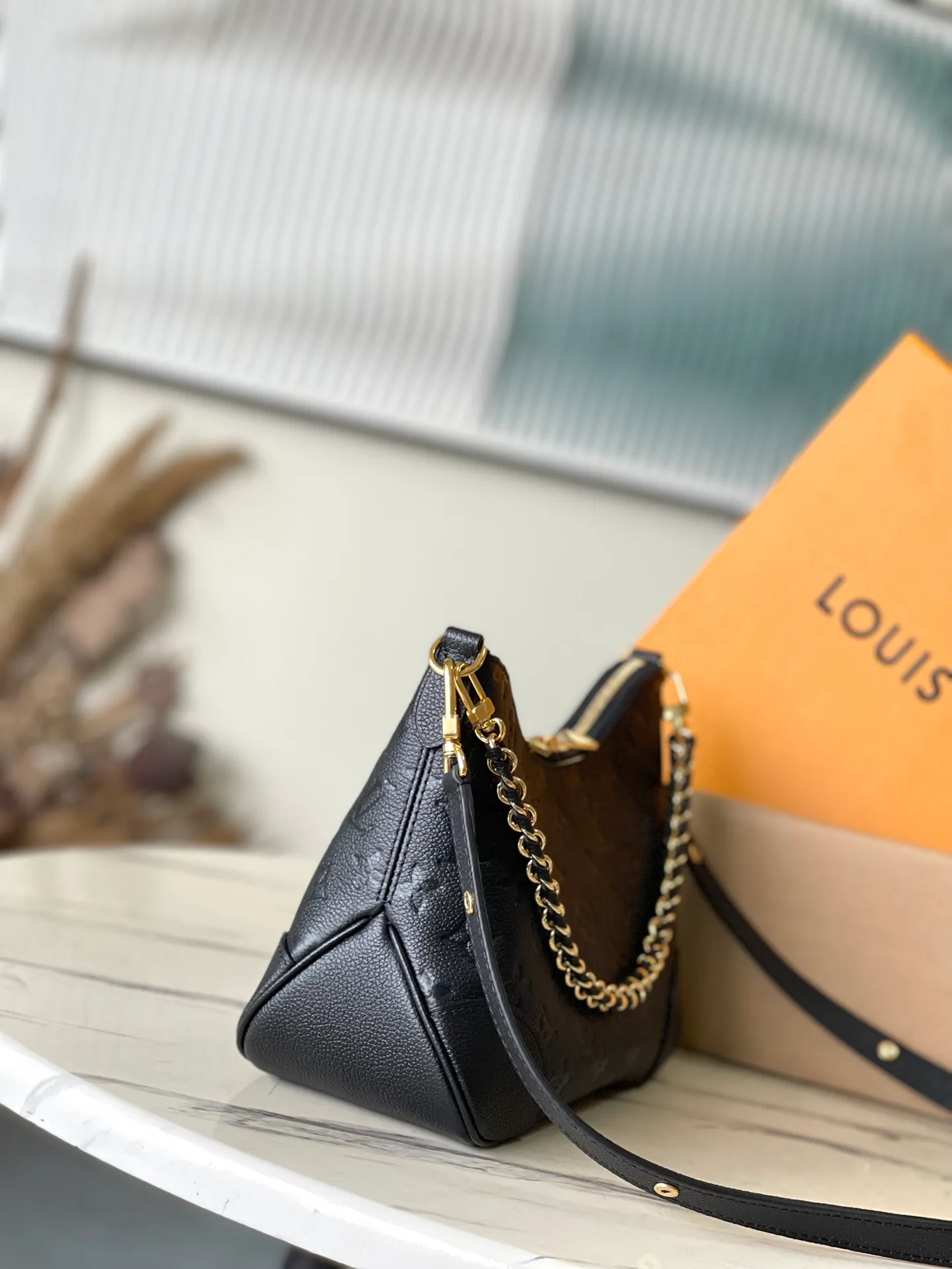 💰940 (top-grain leather) Top-quality original M12930 This Boulogne handbag is made of Monogram Empreinte leather and has a classic design. It can be carried in a variety of ways to show your personality. The inner patch pocket can easily store a smartphone, and the braided chain is integrated with dazzling metal parts. Dimensions: 29 × 16 × 9.5 cm