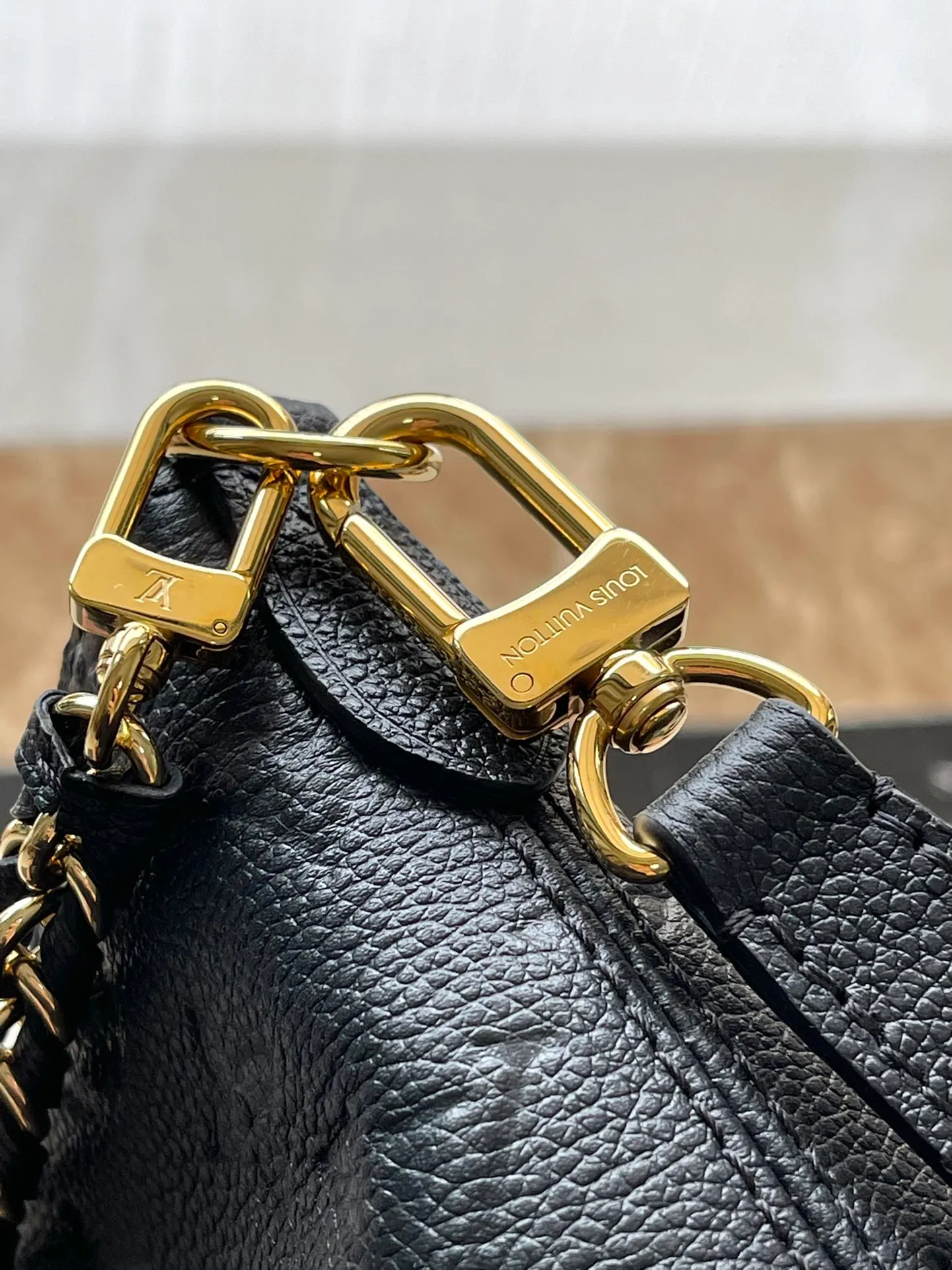 💰940 (top-grain leather) Top-quality original M12930 This Boulogne handbag is made of Monogram Empreinte leather and has a classic design. It can be carried in a variety of ways to show your personality. The inner patch pocket can easily store a smartphone, and the braided chain is integrated with dazzling metal parts. Dimensions: 29 × 16 × 9.5 cm