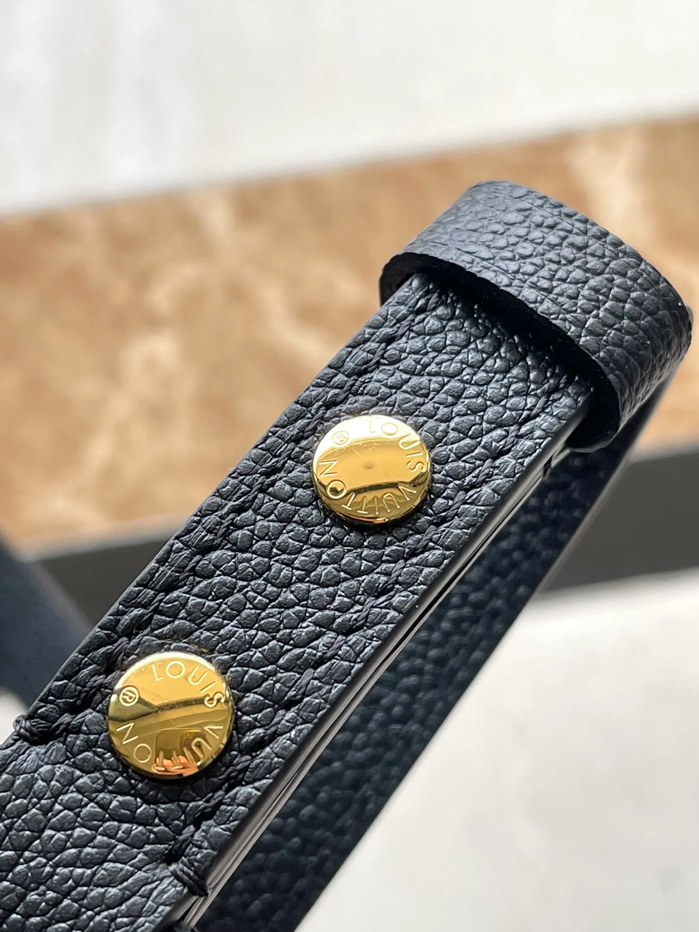 💰940 (top-grain leather) Top-quality original M12930 This Boulogne handbag is made of Monogram Empreinte leather and has a classic design. It can be carried in a variety of ways to show your personality. The inner patch pocket can easily store a smartphone, and the braided chain is integrated with dazzling metal parts. Dimensions: 29 × 16 × 9.5 cm