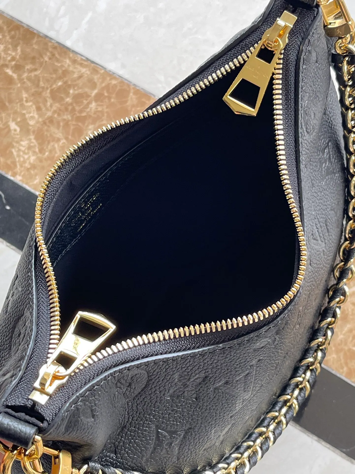 💰940 (top-grain leather) Top-quality original M12930 This Boulogne handbag is made of Monogram Empreinte leather and has a classic design. It can be carried in a variety of ways to show your personality. The inner patch pocket can easily store a smartphone, and the braided chain is integrated with dazzling metal parts. Dimensions: 29 × 16 × 9.5 cm