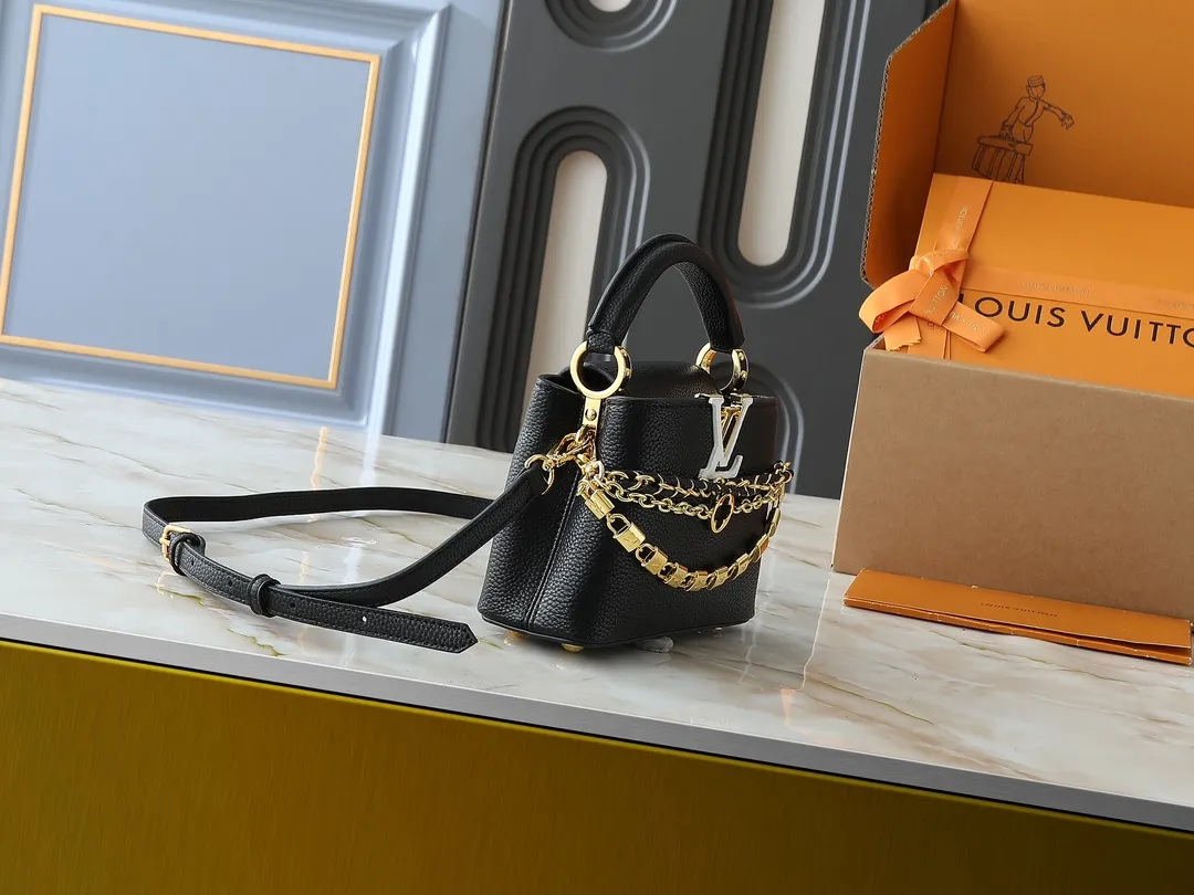 💰400💰Guangzhou goods Upgraded original version M12345 M12346 M12279 M11908 M11906 This Capucines mini handbag is from the Trilogy series. It is made of Taurillon cow leather to create an elegant structure, which can light up the evening look. A sumptuous chain appears with a mini padlock and an enamelled Monogram flower, while the flap opens externally or internally to an interior compartment with a card patch pocket. Dimensions: 21.0 x 13.6 x 8.0 cm (length x height x width)