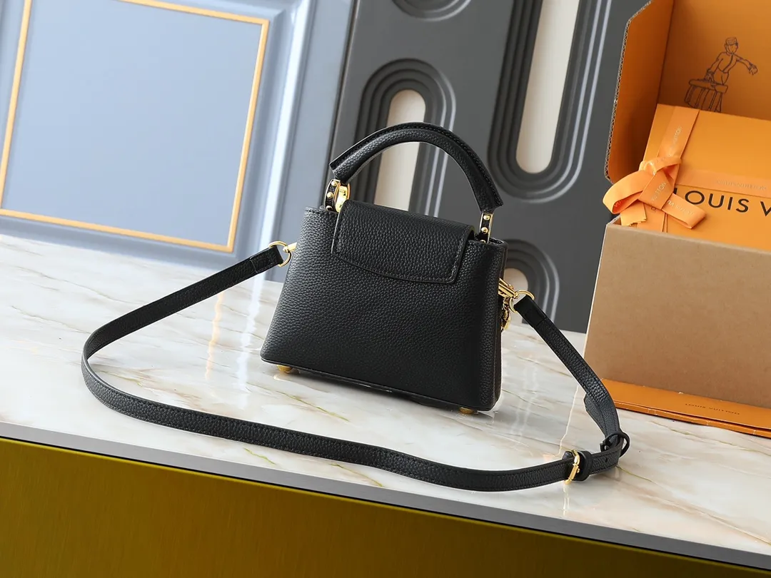 💰400💰Guangzhou goods Upgraded original version M12345 M12346 M12279 M11908 M11906 This Capucines mini handbag is from the Trilogy series. It is made of Taurillon cow leather to create an elegant structure, which can light up the evening look. A sumptuous chain appears with a mini padlock and an enamelled Monogram flower, while the flap opens externally or internally to an interior compartment with a card patch pocket. Dimensions: 21.0 x 13.6 x 8.0 cm (length x height x width)