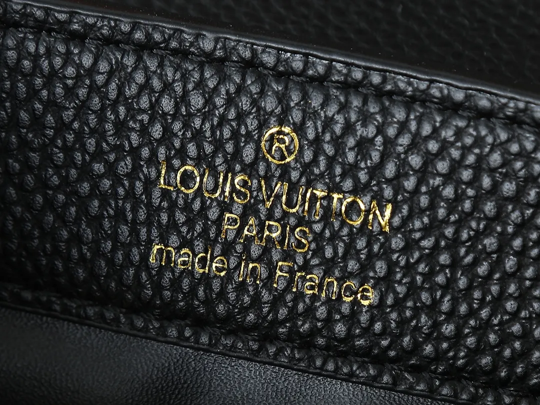 💰400💰Guangzhou goods Upgraded original version M12345 M12346 M12279 M11908 M11906 This Capucines mini handbag is from the Trilogy series. It is made of Taurillon cow leather to create an elegant structure, which can light up the evening look. A sumptuous chain appears with a mini padlock and an enamelled Monogram flower, while the flap opens externally or internally to an interior compartment with a card patch pocket. Dimensions: 21.0 x 13.6 x 8.0 cm (length x height x width)