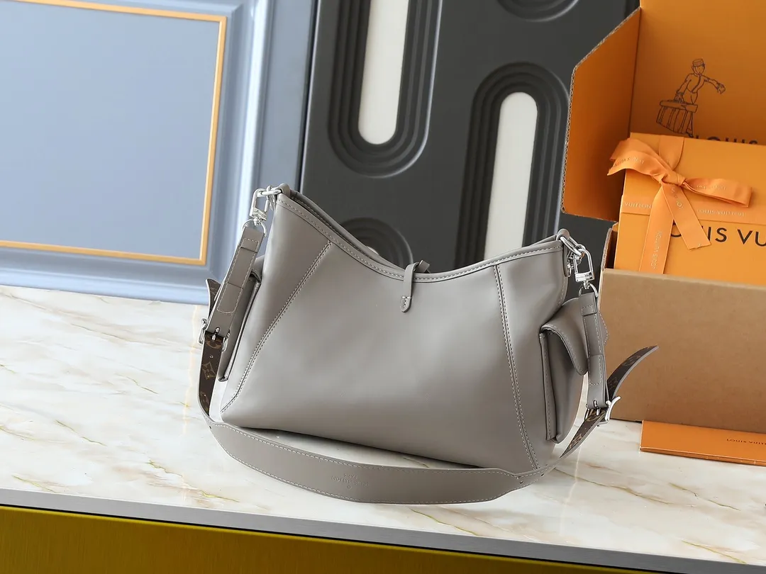 💰260💰Upgraded from the original M25143 M24861 M12583 M12579 M12919 M13105 This small CarryAll Cargo handbag is made of soft sheep leather with a fashionable micro-wrinkle effect, and is paired with polished metal parts and a lazy configuration on a deep background, making it a perfect choice for day and night occasions. The detachable shoulder strap and chain strap allow for a variety of styling possibilities. Dimensions: 23 x 15 x 33.5 cm (H x W x Length)