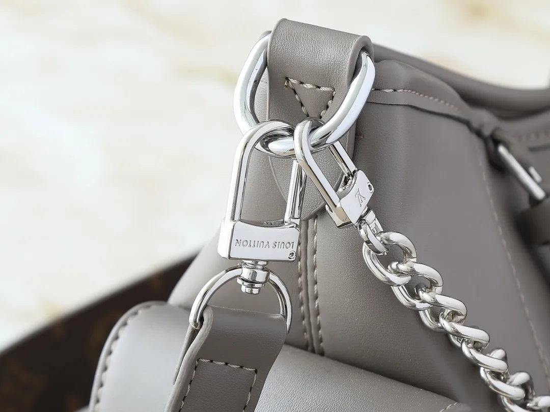 💰260💰Upgraded from the original M25143 M24861 M12583 M12579 M12919 M13105 This small CarryAll Cargo handbag is made of soft sheep leather with a fashionable micro-wrinkle effect, and is paired with polished metal parts and a lazy configuration on a deep background, making it a perfect choice for day and night occasions. The detachable shoulder strap and chain strap allow for a variety of styling possibilities. Dimensions: 23 x 15 x 33.5 cm (H x W x Length)