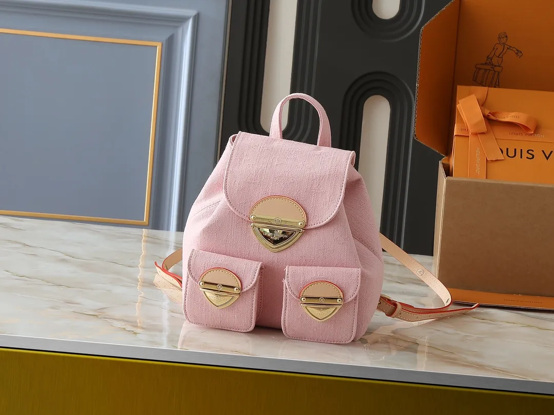 💰340💰Upgraded from the original M13031 M46836 M13081. This Venice backpack returns to the new season with the classic Monogram Denim pattern. It is made of plain cotton as the base, and then uses exquisite water washing technology to create a slightly shiny visual effect. The metal buckle and front pocket upgrade the modern style, and the adjustable shoulder strap provides a comfortable carrying experience. Dimensions: 24.0 x 26.0 x 7.0 cm (length x height x width)