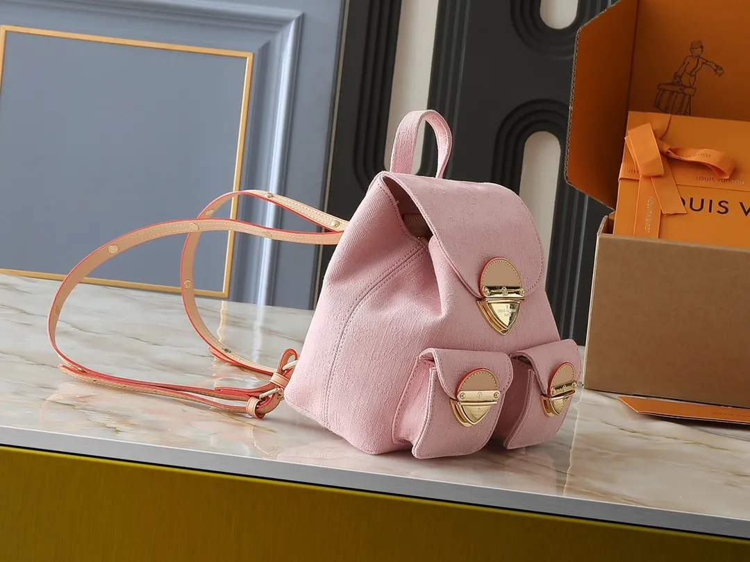 💰340💰Upgraded from the original M13031 M46836 M13081. This Venice backpack returns to the new season with the classic Monogram Denim pattern. It is made of plain cotton as the base, and then uses exquisite water washing technology to create a slightly shiny visual effect. The metal buckle and front pocket upgrade the modern style, and the adjustable shoulder strap provides a comfortable carrying experience. Dimensions: 24.0 x 26.0 x 7.0 cm (length x height x width)