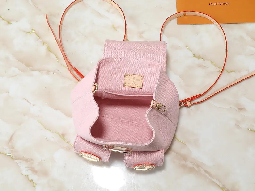 💰340💰Upgraded from the original M13031 M46836 M13081. This Venice backpack returns to the new season with the classic Monogram Denim pattern. It is made of plain cotton as the base, and then uses exquisite water washing technology to create a slightly shiny visual effect. The metal buckle and front pocket upgrade the modern style, and the adjustable shoulder strap provides a comfortable carrying experience. Dimensions: 24.0 x 26.0 x 7.0 cm (length x height x width)