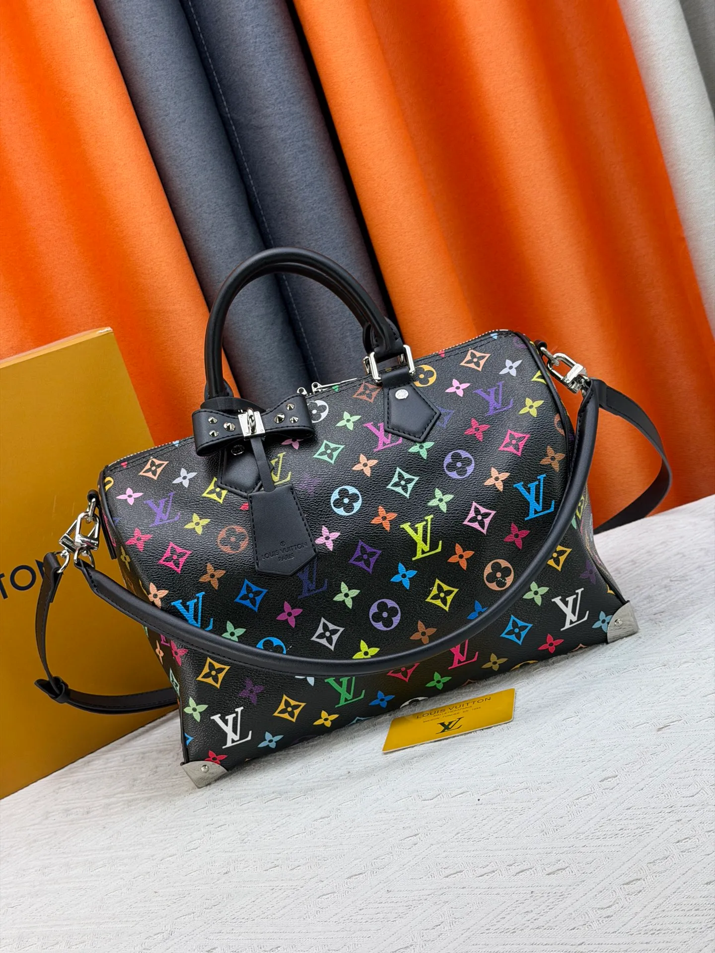 P300 Upgraded original version M27789 M13805 M13257 M40391 LV Murakami Takashi co-branded NANOSPEEDY handbag This Nano Speedy handbag combines Monogram canvas and cow leather trim printing, with 33 colorful interpretations of white tricolor and black tricolor. It has been launched in twelve sections and is very popular around the world and is loved by celebrities and celebrities. 30.0 x 21.0 x 17.0 cm
