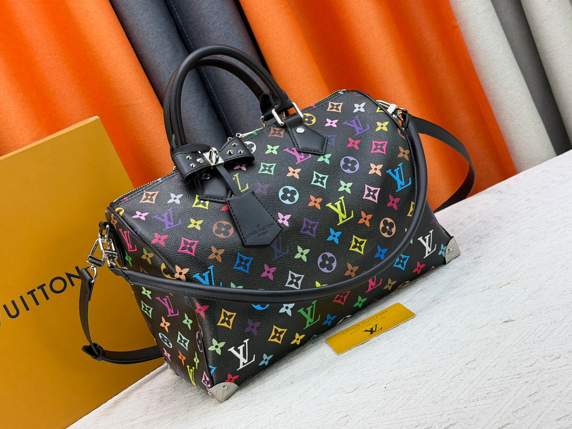P300 Upgraded original version M27789 M13805 M13257 M40391 LV Murakami Takashi co-branded NANOSPEEDY handbag This Nano Speedy handbag combines Monogram canvas and cow leather trim printing, with 33 colorful interpretations of white tricolor and black tricolor. It has been launched in twelve sections and is very popular around the world and is loved by celebrities and celebrities. 30.0 x 21.0 x 17.0 cm