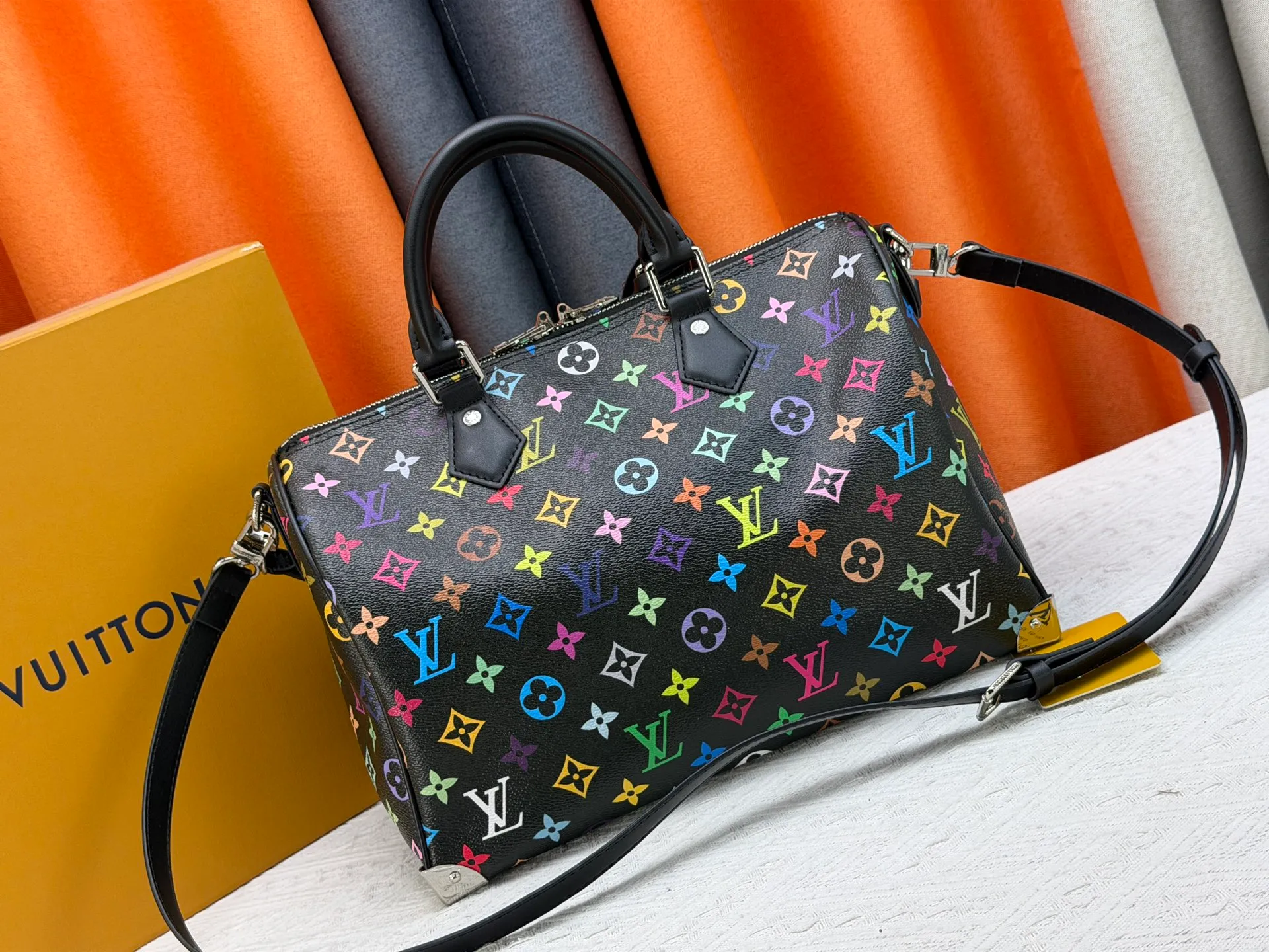 P300 Upgraded original version M27789 M13805 M13257 M40391 LV Murakami Takashi co-branded NANOSPEEDY handbag This Nano Speedy handbag combines Monogram canvas and cow leather trim printing, with 33 colorful interpretations of white tricolor and black tricolor. It has been launched in twelve sections and is very popular around the world and is loved by celebrities and celebrities. 30.0 x 21.0 x 17.0 cm
