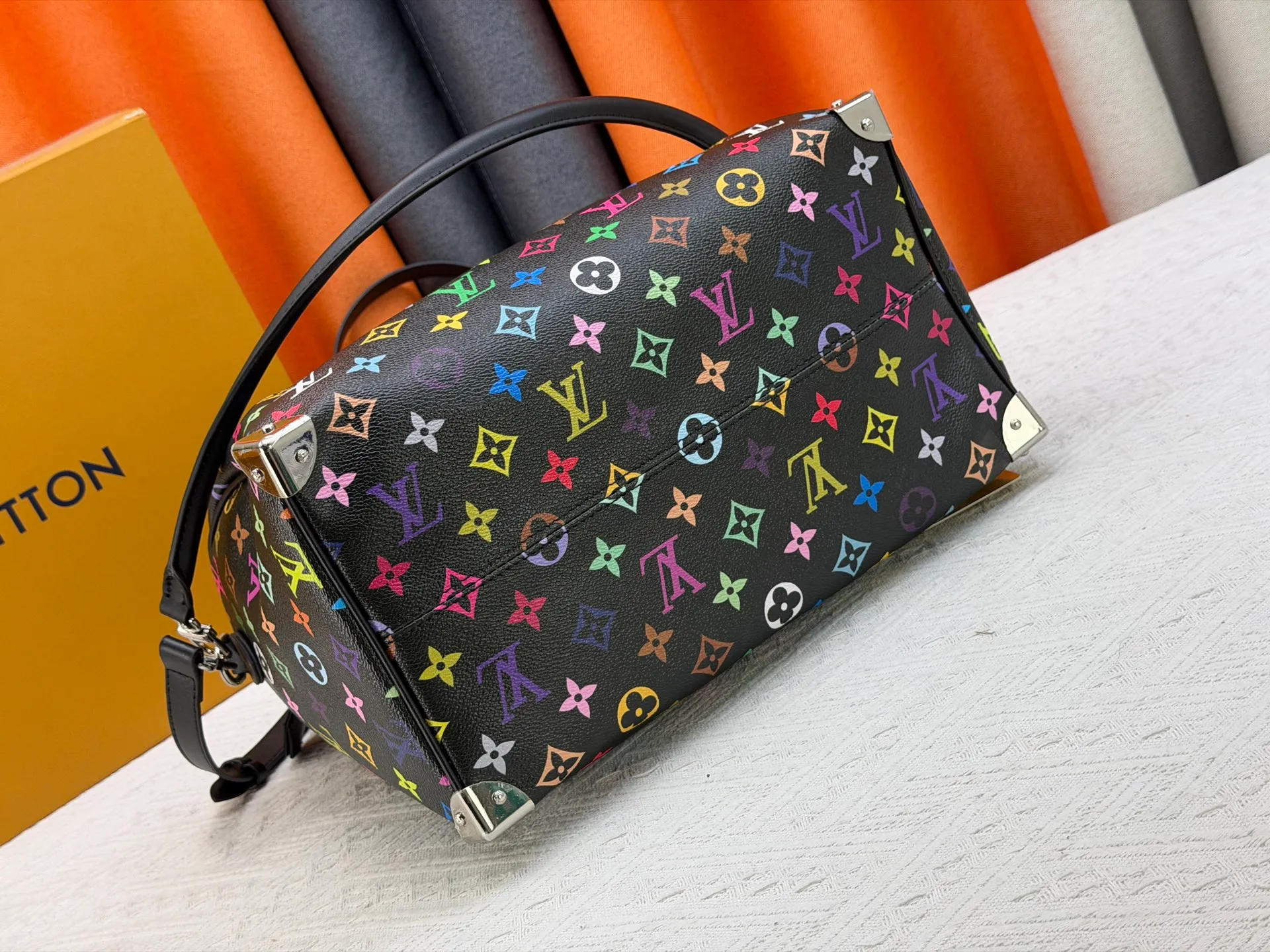 P300 Upgraded original version M27789 M13805 M13257 M40391 LV Murakami Takashi co-branded NANOSPEEDY handbag This Nano Speedy handbag combines Monogram canvas and cow leather trim printing, with 33 colorful interpretations of white tricolor and black tricolor. It has been launched in twelve sections and is very popular around the world and is loved by celebrities and celebrities. 30.0 x 21.0 x 17.0 cm