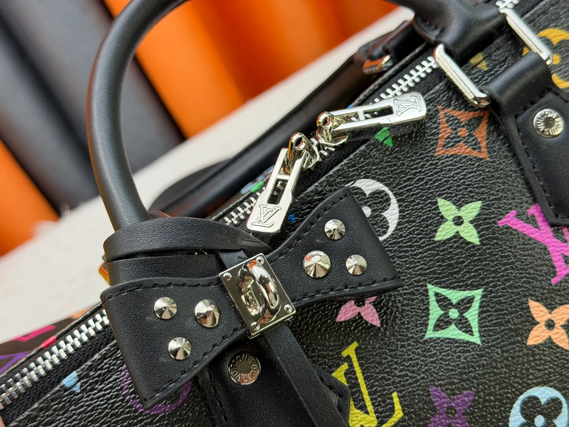 P300 Upgraded original version M27789 M13805 M13257 M40391 LV Murakami Takashi co-branded NANOSPEEDY handbag This Nano Speedy handbag combines Monogram canvas and cow leather trim printing, with 33 colorful interpretations of white tricolor and black tricolor. It has been launched in twelve sections and is very popular around the world and is loved by celebrities and celebrities. 30.0 x 21.0 x 17.0 cm