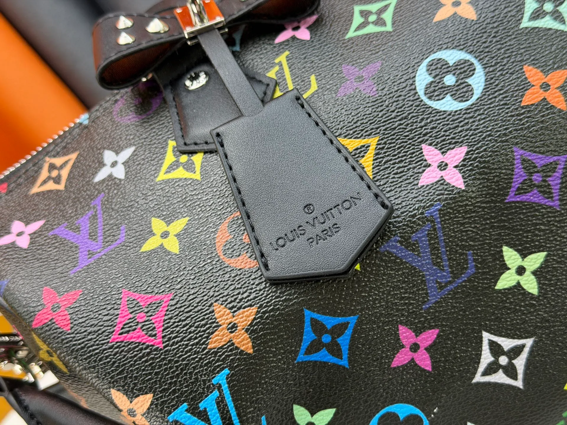 P300 Upgraded original version M27789 M13805 M13257 M40391 LV Murakami Takashi co-branded NANOSPEEDY handbag This Nano Speedy handbag combines Monogram canvas and cow leather trim printing, with 33 colorful interpretations of white tricolor and black tricolor. It has been launched in twelve sections and is very popular around the world and is loved by celebrities and celebrities. 30.0 x 21.0 x 17.0 cm