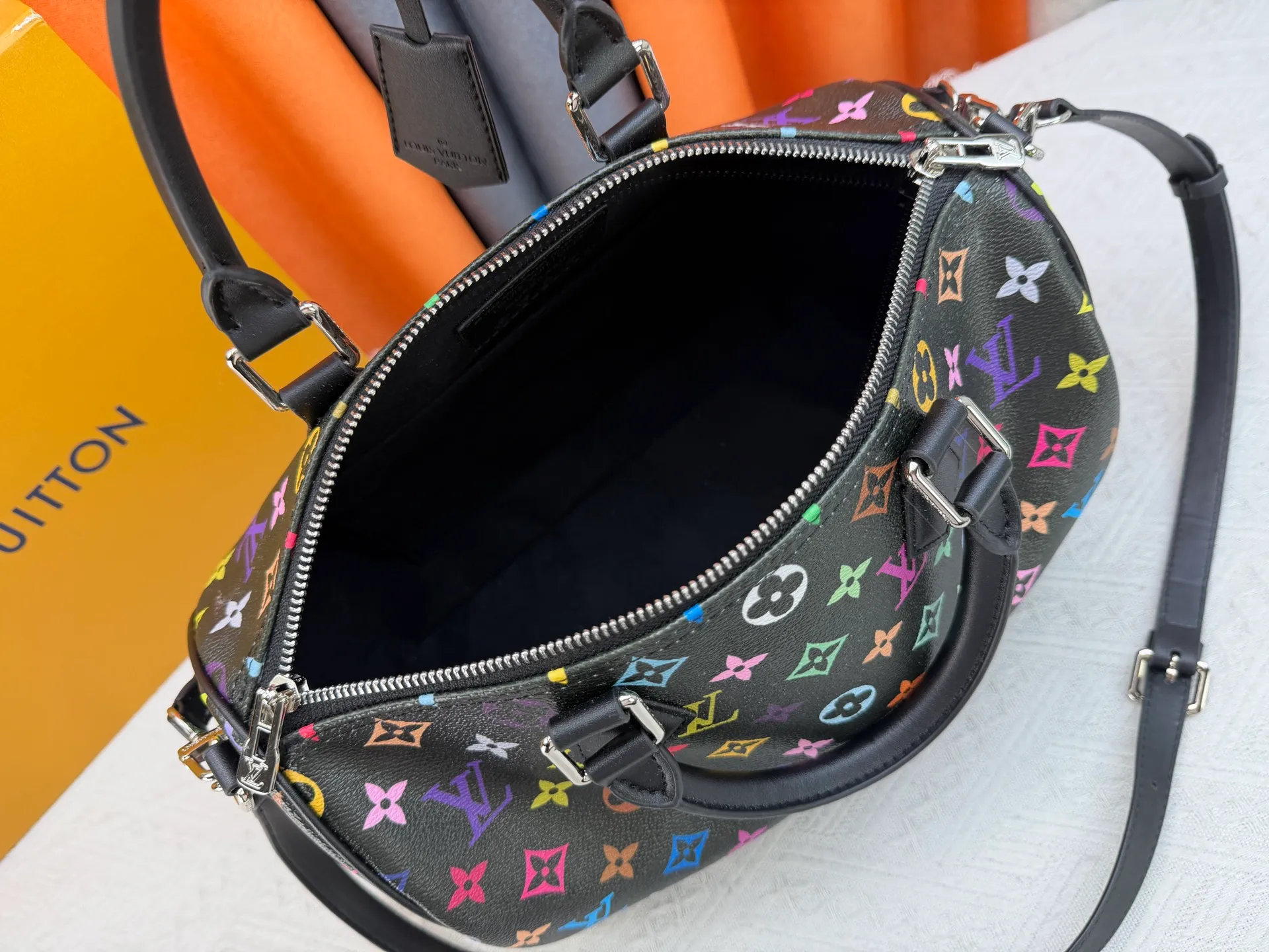 P300 Upgraded original version M27789 M13805 M13257 M40391 LV Murakami Takashi co-branded NANOSPEEDY handbag This Nano Speedy handbag combines Monogram canvas and cow leather trim printing, with 33 colorful interpretations of white tricolor and black tricolor. It has been launched in twelve sections and is very popular around the world and is loved by celebrities and celebrities. 30.0 x 21.0 x 17.0 cm