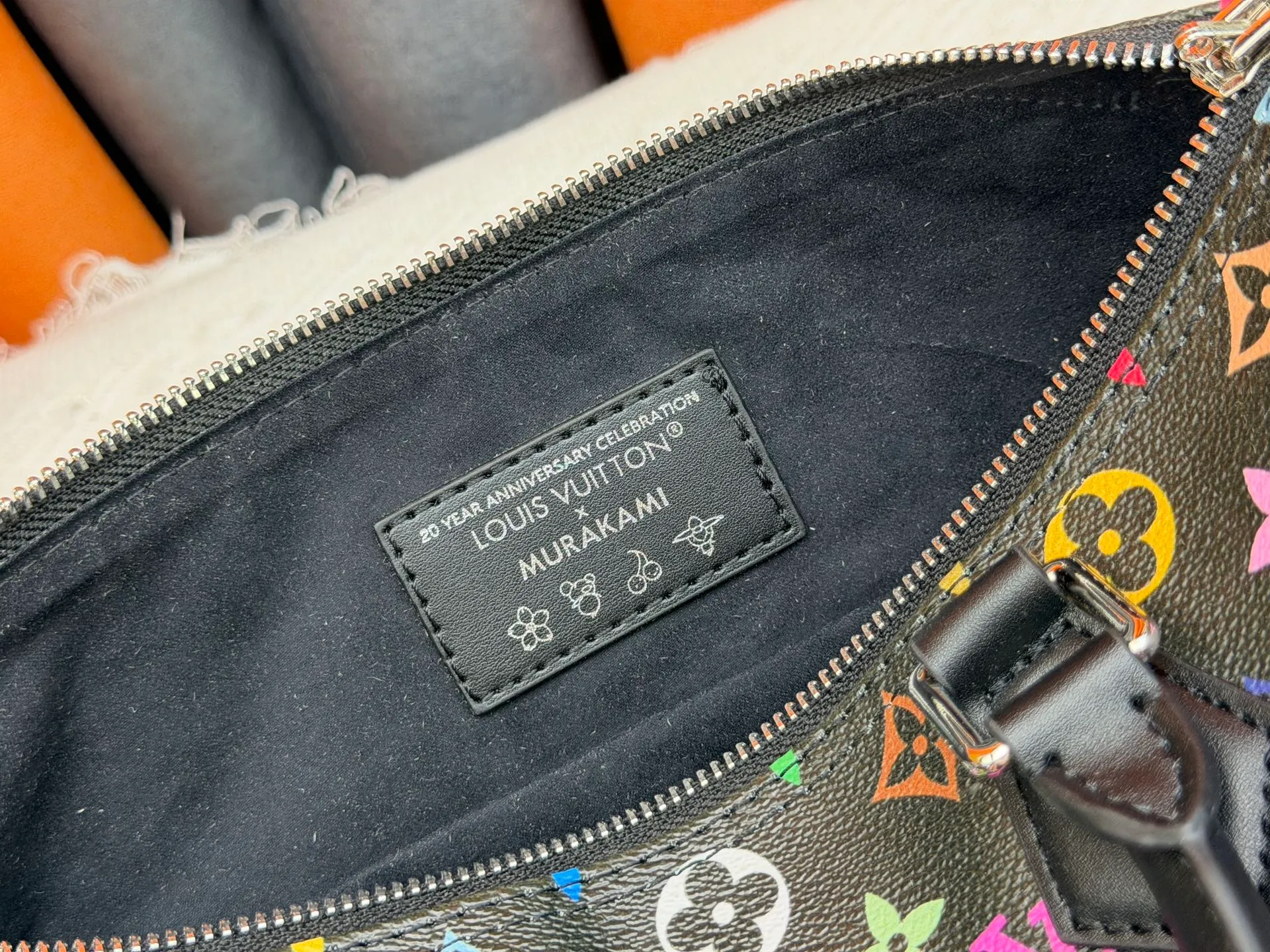 P300 Upgraded original version M27789 M13805 M13257 M40391 LV Murakami Takashi co-branded NANOSPEEDY handbag This Nano Speedy handbag combines Monogram canvas and cow leather trim printing, with 33 colorful interpretations of white tricolor and black tricolor. It has been launched in twelve sections and is very popular around the world and is loved by celebrities and celebrities. 30.0 x 21.0 x 17.0 cm