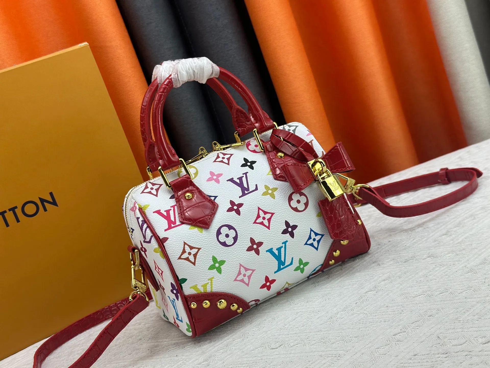 P260 Upgraded original crocodile pattern M13365 M58953 M46234 M46222 Speedy Bandoulière 20 handbag is made of soft coated canvas, and the full-length Monogram pattern is traced in colorful rainbow tones, highlighting the smart style of the Louis Vuitton x Murakami reissue series. The Toron handle and detachable shoulder strap are constructed of cow leather, the metal corners recall classic luggage elements, and the bow-shaped key bag and padlock add brand touches. Dimensions: 20.5 x 13.5 x 12.0 cm (length x height x width)