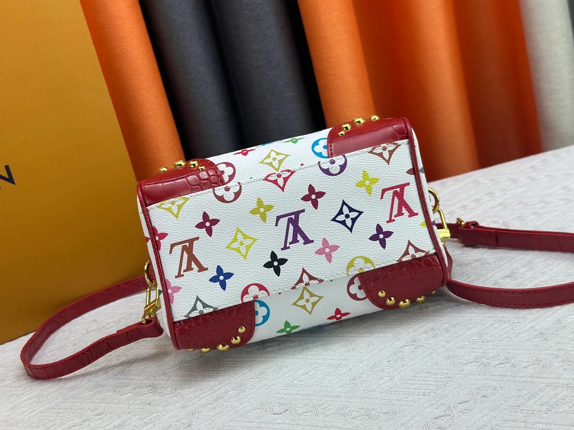 P260 Upgraded original crocodile pattern M13365 M58953 M46234 M46222 Speedy Bandoulière 20 handbag is made of soft coated canvas, and the full-length Monogram pattern is traced in colorful rainbow tones, highlighting the smart style of the Louis Vuitton x Murakami reissue series. The Toron handle and detachable shoulder strap are constructed of cow leather, the metal corners recall classic luggage elements, and the bow-shaped key bag and padlock add brand touches. Dimensions: 20.5 x 13.5 x 12.0 cm (length x height x width)