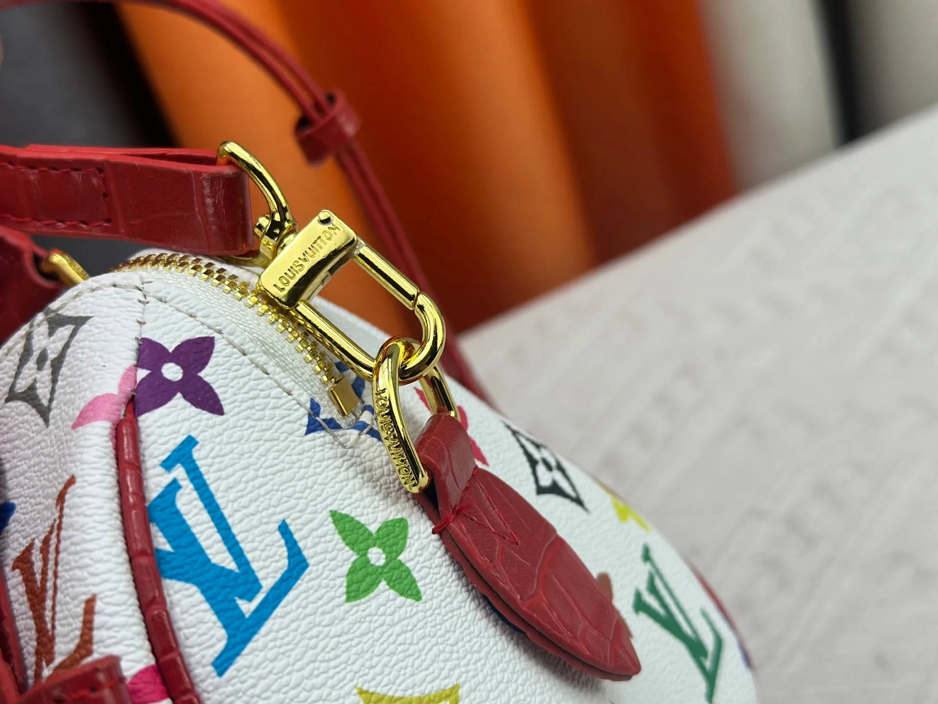 P260 Upgraded original crocodile pattern M13365 M58953 M46234 M46222 Speedy Bandoulière 20 handbag is made of soft coated canvas, and the full-length Monogram pattern is traced in colorful rainbow tones, highlighting the smart style of the Louis Vuitton x Murakami reissue series. The Toron handle and detachable shoulder strap are constructed of cow leather, the metal corners recall classic luggage elements, and the bow-shaped key bag and padlock add brand touches. Dimensions: 20.5 x 13.5 x 12.0 cm (length x height x width)