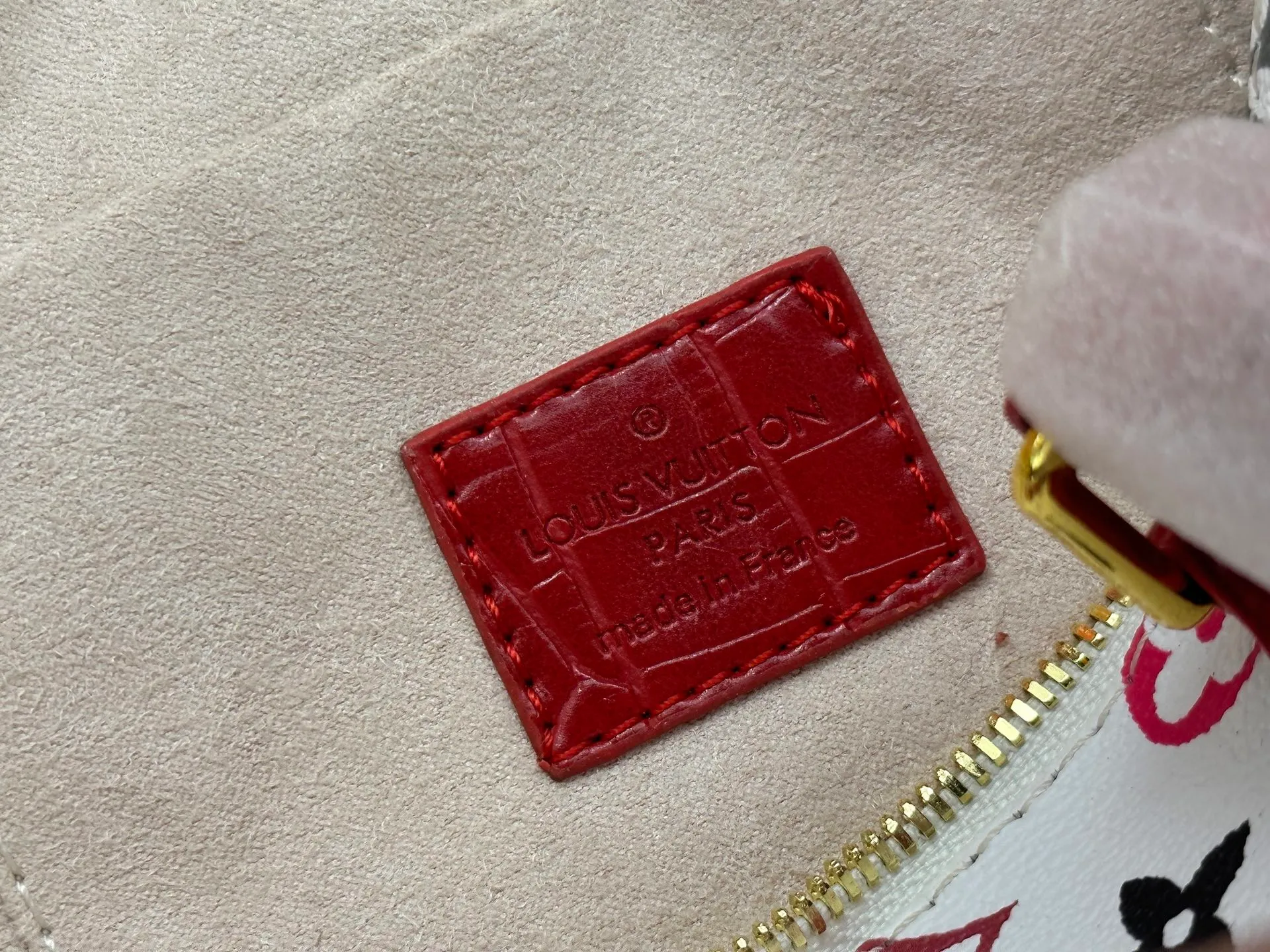 P260 Upgraded original crocodile pattern M13365 M58953 M46234 M46222 Speedy Bandoulière 20 handbag is made of soft coated canvas, and the full-length Monogram pattern is traced in colorful rainbow tones, highlighting the smart style of the Louis Vuitton x Murakami reissue series. The Toron handle and detachable shoulder strap are constructed of cow leather, the metal corners recall classic luggage elements, and the bow-shaped key bag and padlock add brand touches. Dimensions: 20.5 x 13.5 x 12.0 cm (length x height x width)