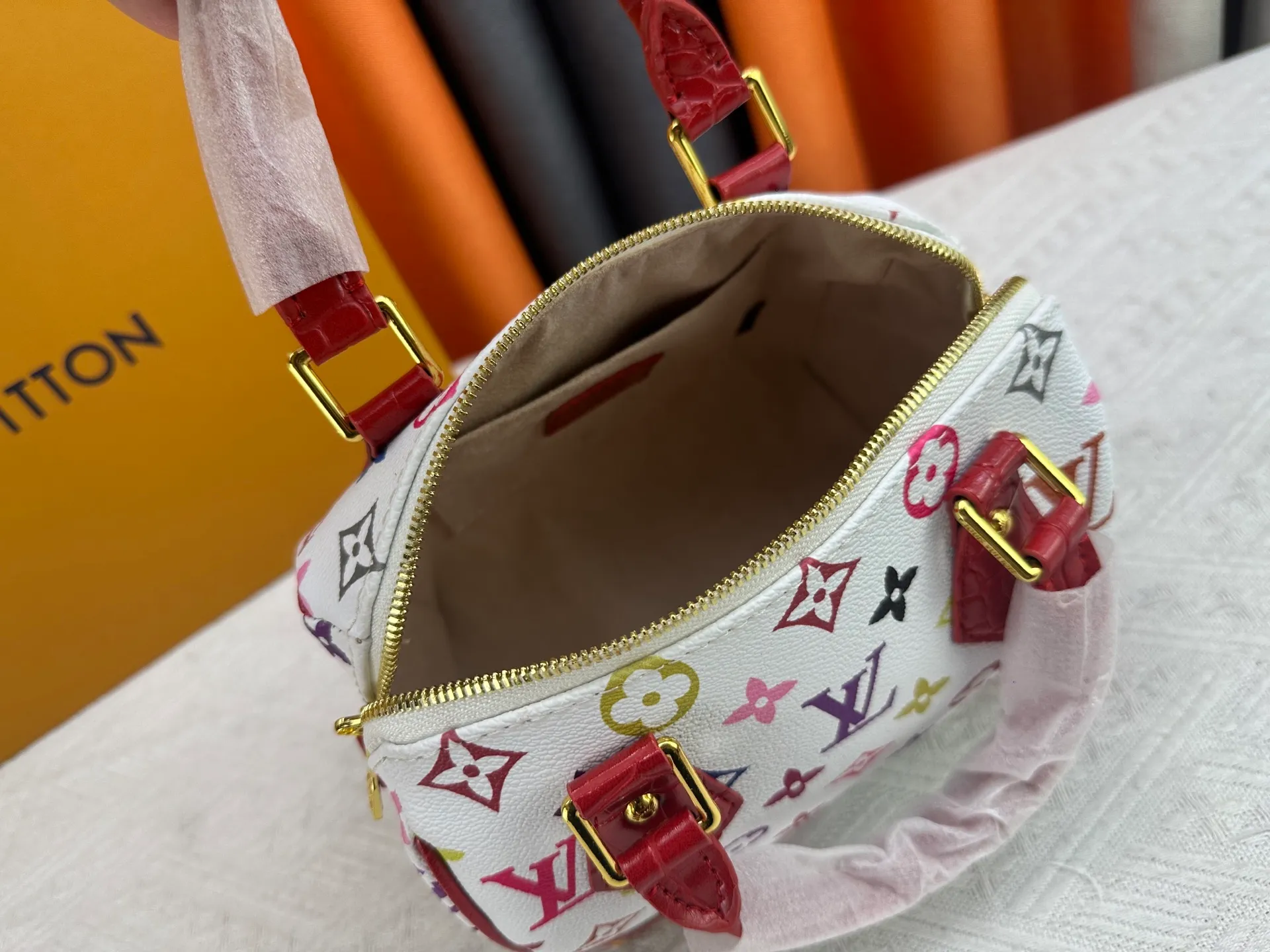 P260 Upgraded original crocodile pattern M13365 M58953 M46234 M46222 Speedy Bandoulière 20 handbag is made of soft coated canvas, and the full-length Monogram pattern is traced in colorful rainbow tones, highlighting the smart style of the Louis Vuitton x Murakami reissue series. The Toron handle and detachable shoulder strap are constructed of cow leather, the metal corners recall classic luggage elements, and the bow-shaped key bag and padlock add brand touches. Dimensions: 20.5 x 13.5 x 12.0 cm (length x height x width)