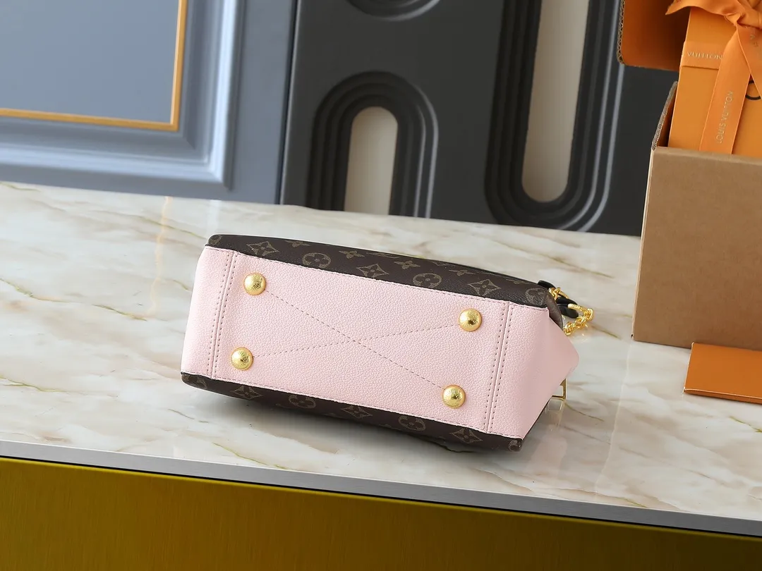 💰260💰Upgraded from the original M43775 M43776 M43777 M43750 This SURENE BB handbag Louis Vuitton's new Surene BB handbag is made of Monogram canvas and grained calfskin, and is equipped with a gold sliding bag chain. Gold metal trim and eye-catching leather trim make it more neat and fashionable. Lightweight, practical, comfortable to carry, easy to match, ideal for fashionable and casual looks. Dimensions: 24.0x 17.0x 11.0 cm