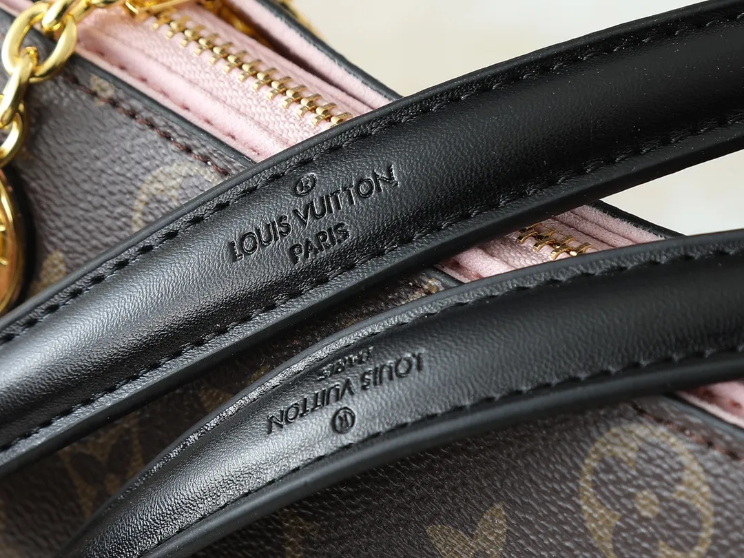 💰260💰Upgraded from the original M43775 M43776 M43777 M43750 This SURENE BB handbag Louis Vuitton's new Surene BB handbag is made of Monogram canvas and grained calfskin, and is equipped with a gold sliding bag chain. Gold metal trim and eye-catching leather trim make it more neat and fashionable. Lightweight, practical, comfortable to carry, easy to match, ideal for fashionable and casual looks. Dimensions: 24.0x 17.0x 11.0 cm