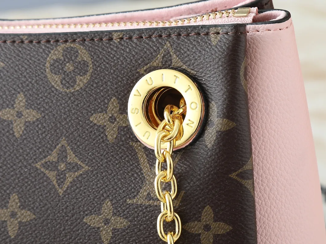 💰260💰Upgraded from the original M43775 M43776 M43777 M43750 This SURENE BB handbag Louis Vuitton's new Surene BB handbag is made of Monogram canvas and grained calfskin, and is equipped with a gold sliding bag chain. Gold metal trim and eye-catching leather trim make it more neat and fashionable. Lightweight, practical, comfortable to carry, easy to match, ideal for fashionable and casual looks. Dimensions: 24.0x 17.0x 11.0 cm