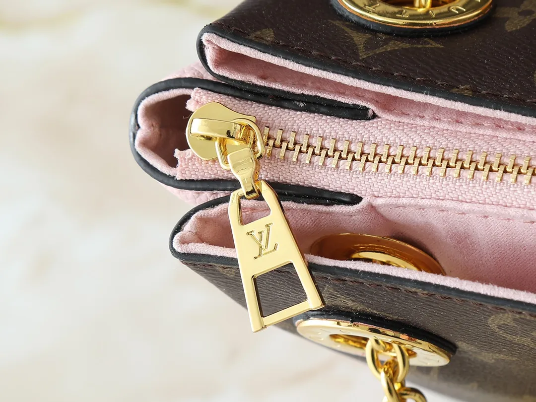💰260💰Upgraded from the original M43775 M43776 M43777 M43750 This SURENE BB handbag Louis Vuitton's new Surene BB handbag is made of Monogram canvas and grained calfskin, and is equipped with a gold sliding bag chain. Gold metal trim and eye-catching leather trim make it more neat and fashionable. Lightweight, practical, comfortable to carry, easy to match, ideal for fashionable and casual looks. Dimensions: 24.0x 17.0x 11.0 cm