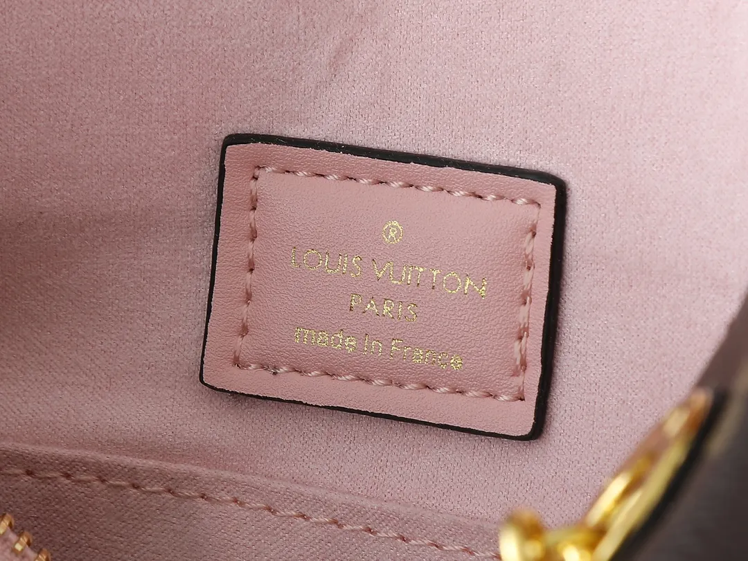 💰260💰Upgraded from the original M43775 M43776 M43777 M43750 This SURENE BB handbag Louis Vuitton's new Surene BB handbag is made of Monogram canvas and grained calfskin, and is equipped with a gold sliding bag chain. Gold metal trim and eye-catching leather trim make it more neat and fashionable. Lightweight, practical, comfortable to carry, easy to match, ideal for fashionable and casual looks. Dimensions: 24.0x 17.0x 11.0 cm